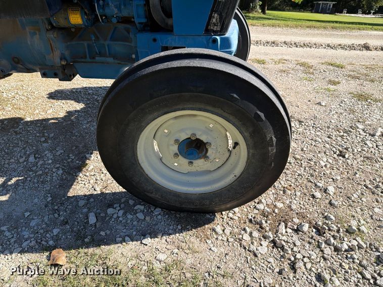 image for item EL0995 1993 Ford 3930 tractor
