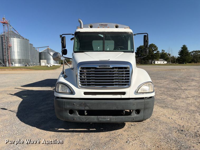image for item ER3474 2004 Freightliner Columbia 120 fertilizer tender truck