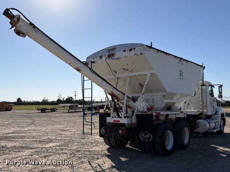 image for item ER3474 2004 Freightliner Columbia 120 fertilizer tender truck