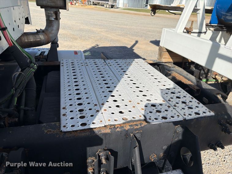 image for item ER3474 2004 Freightliner Columbia 120 fertilizer tender truck