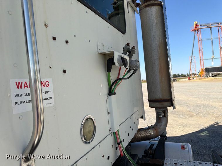image for item ER3474 2004 Freightliner Columbia 120 fertilizer tender truck
