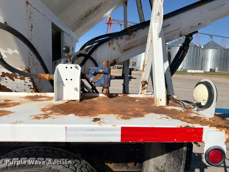 image for item ER3474 2004 Freightliner Columbia 120 fertilizer tender truck