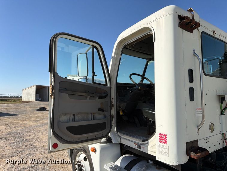 image for item ER3474 2004 Freightliner Columbia 120 fertilizer tender truck