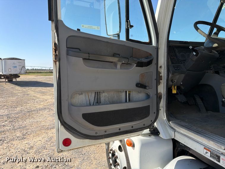 image for item ER3474 2004 Freightliner Columbia 120 fertilizer tender truck