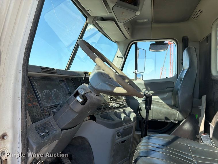 image for item ER3474 2004 Freightliner Columbia 120 fertilizer tender truck