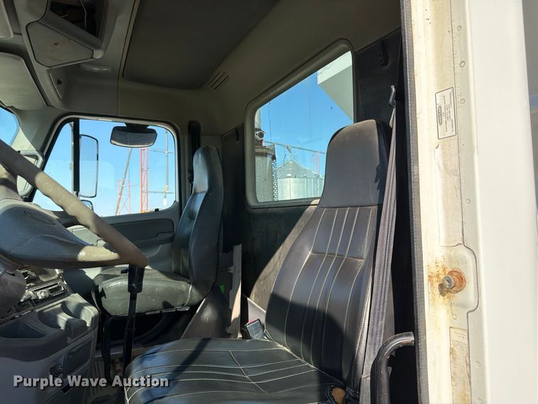 image for item ER3474 2004 Freightliner Columbia 120 fertilizer tender truck