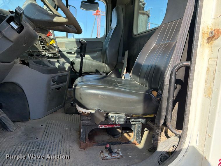 image for item ER3474 2004 Freightliner Columbia 120 fertilizer tender truck