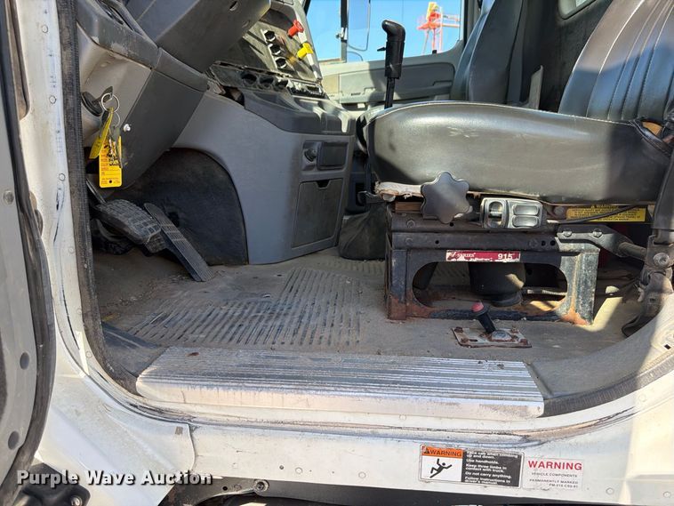 image for item ER3474 2004 Freightliner Columbia 120 fertilizer tender truck