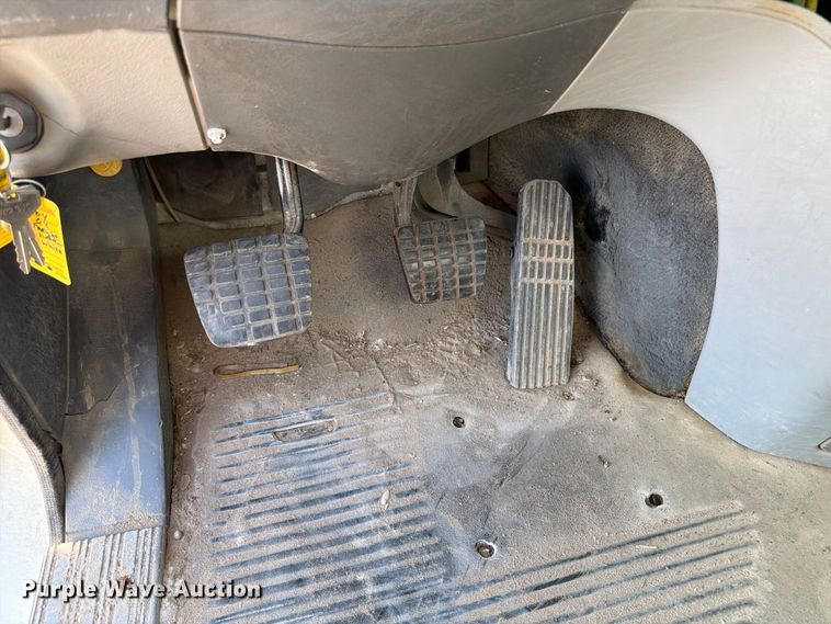 image for item ER3474 2004 Freightliner Columbia 120 fertilizer tender truck