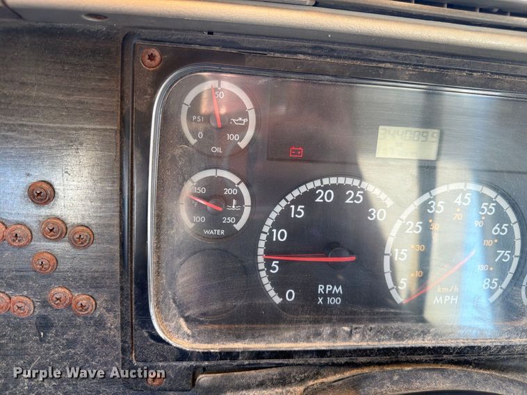 image for item ER3474 2004 Freightliner Columbia 120 fertilizer tender truck