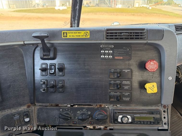 image for item ER3474 2004 Freightliner Columbia 120 fertilizer tender truck