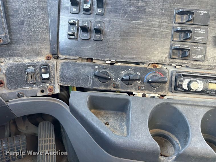 image for item ER3474 2004 Freightliner Columbia 120 fertilizer tender truck