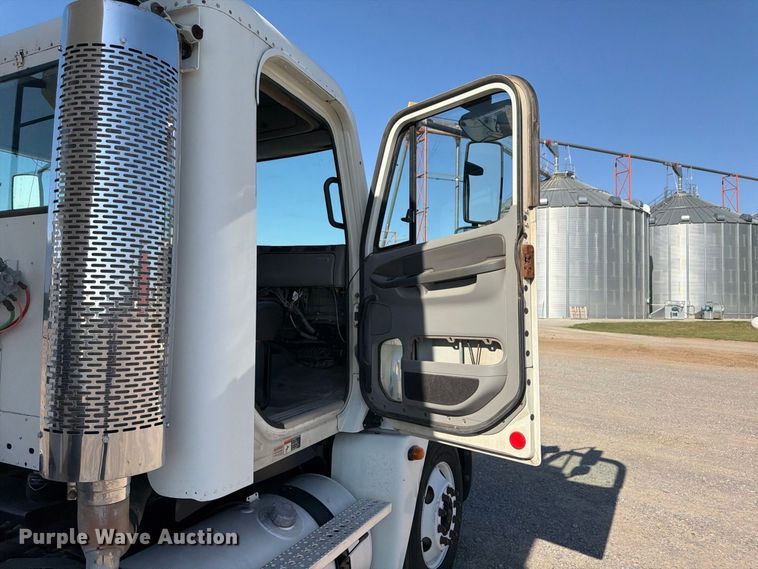 image for item ER3474 2004 Freightliner Columbia 120 fertilizer tender truck