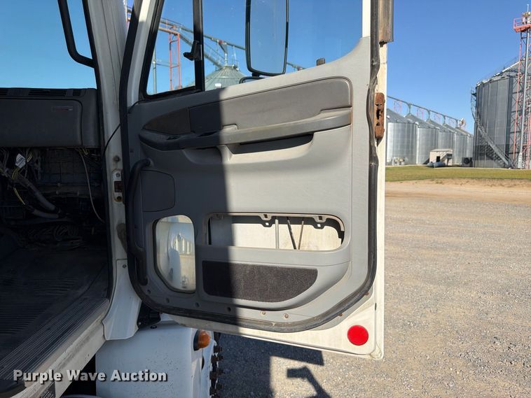 image for item ER3474 2004 Freightliner Columbia 120 fertilizer tender truck