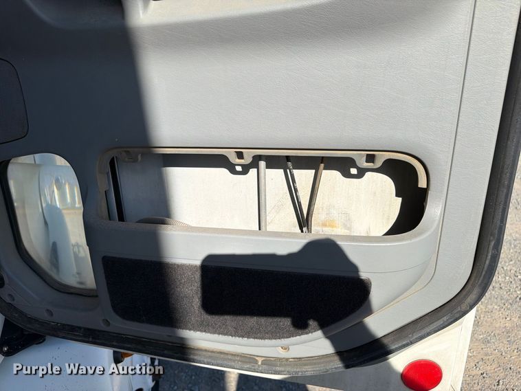 image for item ER3474 2004 Freightliner Columbia 120 fertilizer tender truck