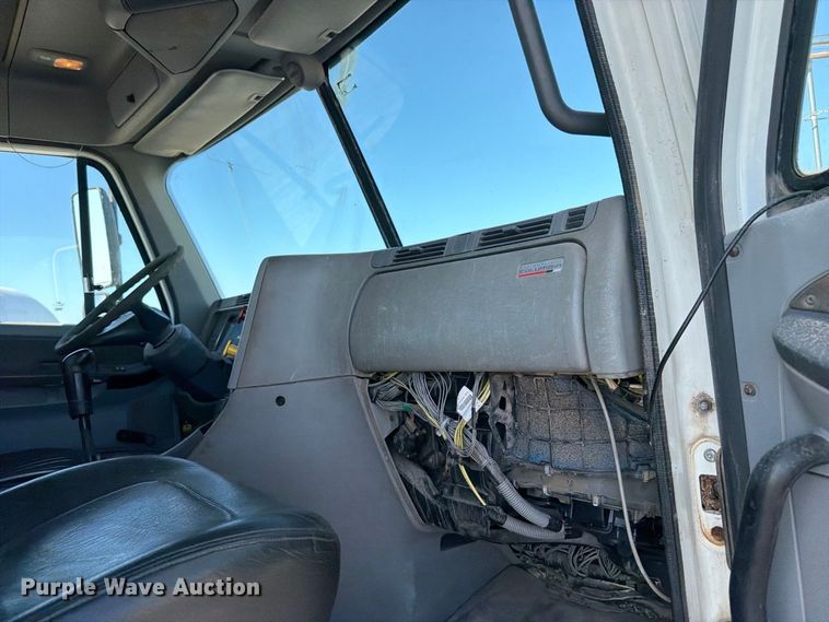 image for item ER3474 2004 Freightliner Columbia 120 fertilizer tender truck