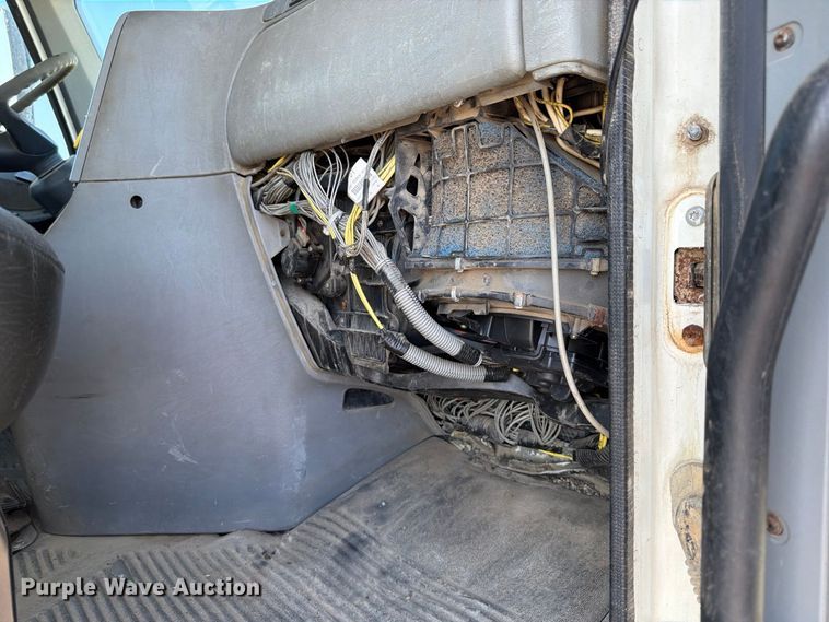 image for item ER3474 2004 Freightliner Columbia 120 fertilizer tender truck