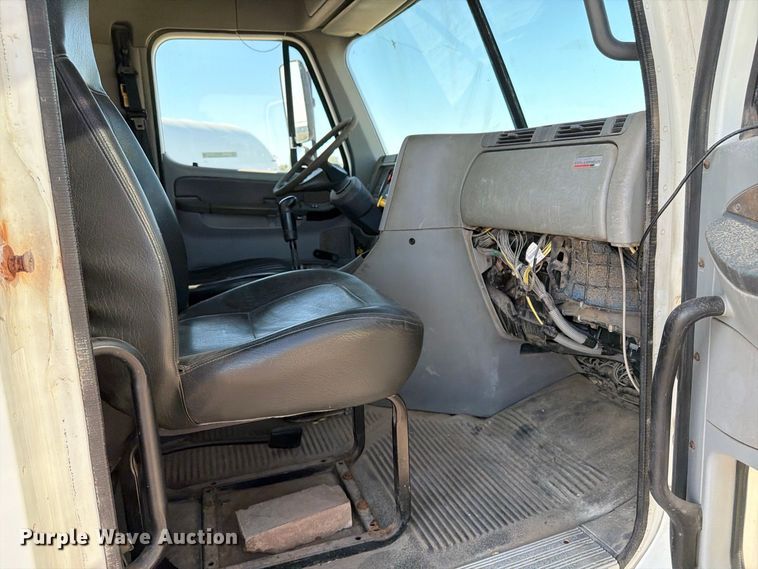 image for item ER3474 2004 Freightliner Columbia 120 fertilizer tender truck