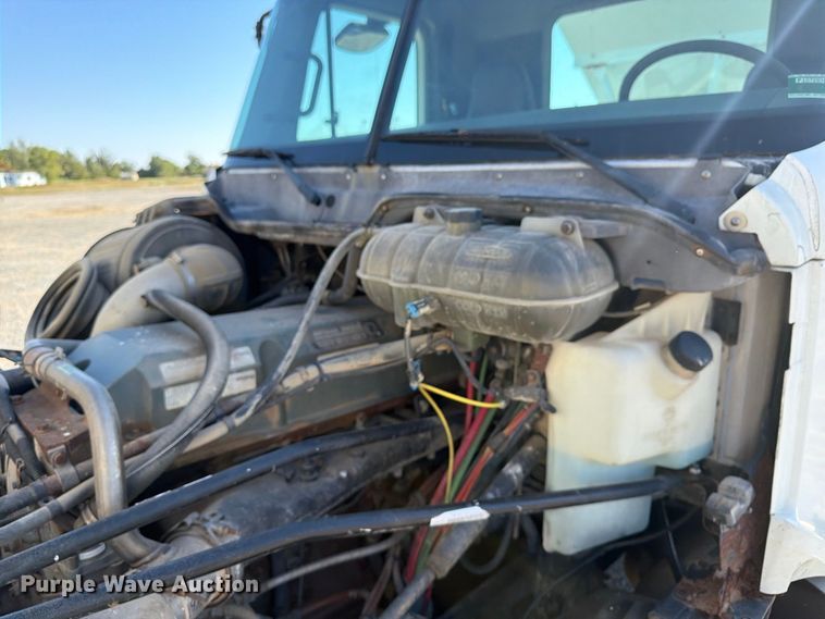 image for item ER3474 2004 Freightliner Columbia 120 fertilizer tender truck