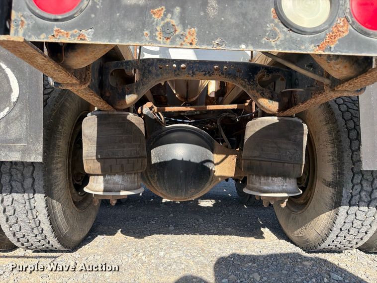 image for item ER3474 2004 Freightliner Columbia 120 fertilizer tender truck