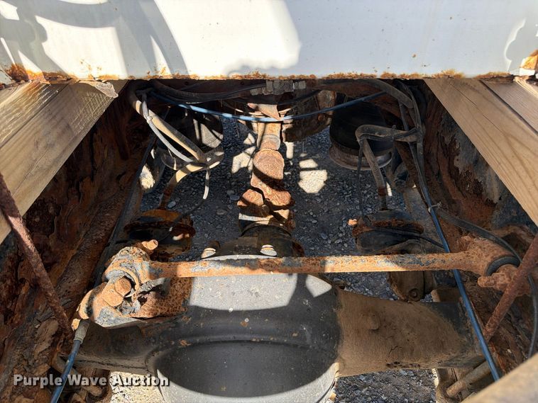 image for item ER3474 2004 Freightliner Columbia 120 fertilizer tender truck