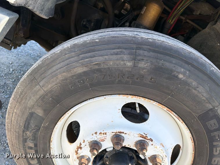 image for item ER3474 2004 Freightliner Columbia 120 fertilizer tender truck