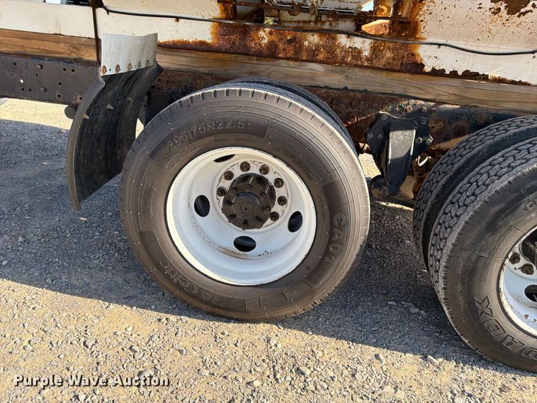 image for item ER3474 2004 Freightliner Columbia 120 fertilizer tender truck