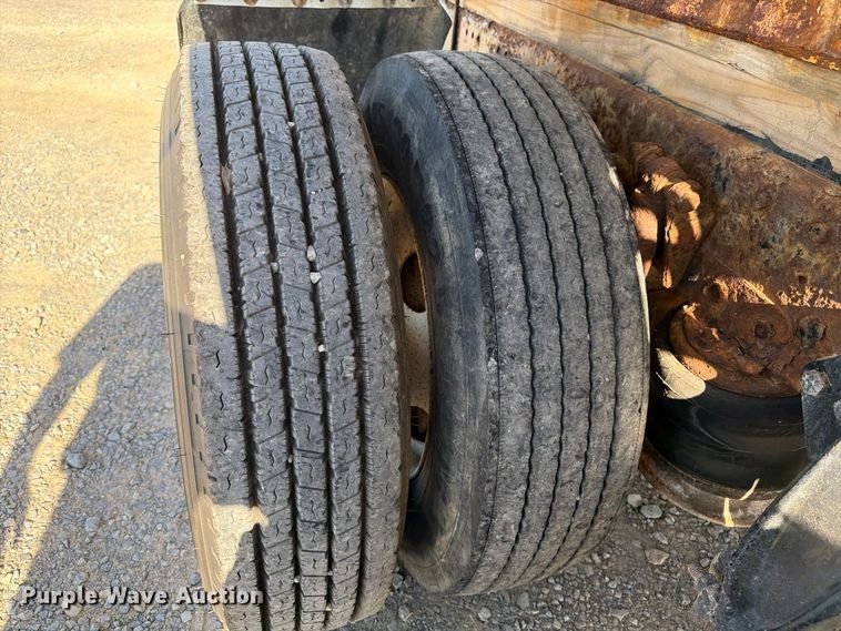image for item ER3474 2004 Freightliner Columbia 120 fertilizer tender truck