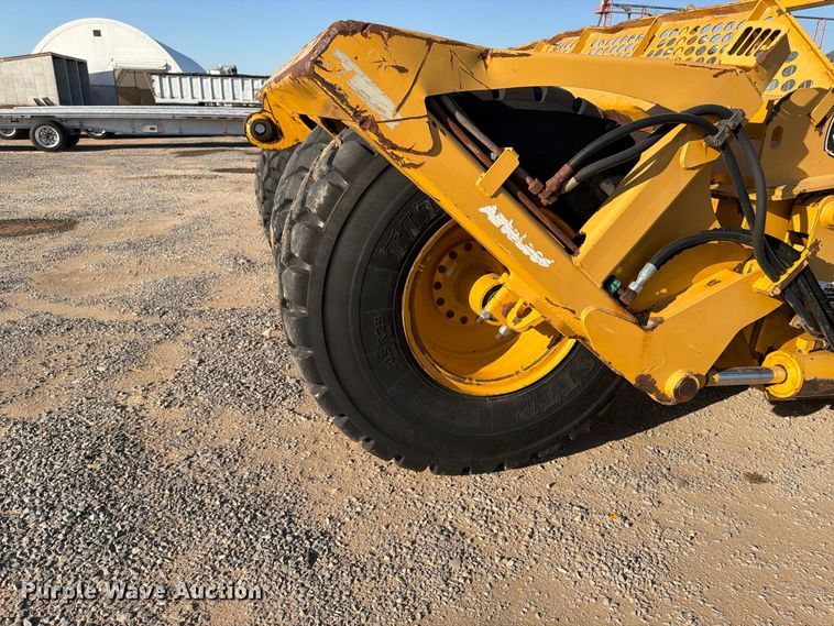 image for item ER3479 2014 John Deere 1812C scraper