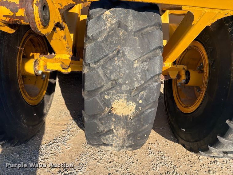 image for item ER3479 2014 John Deere 1812C scraper