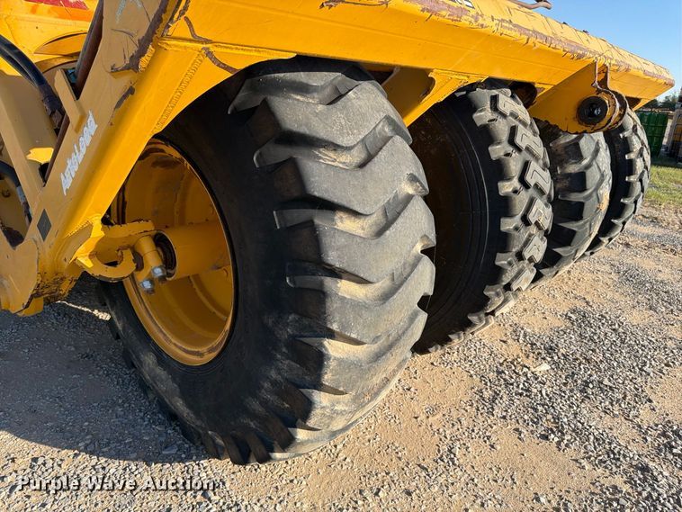 image for item ER3479 2014 John Deere 1812C scraper