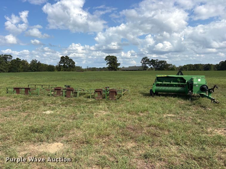 image for item ES8289 2016 John Deere 348W-14X18 Rect BLR small square baler
