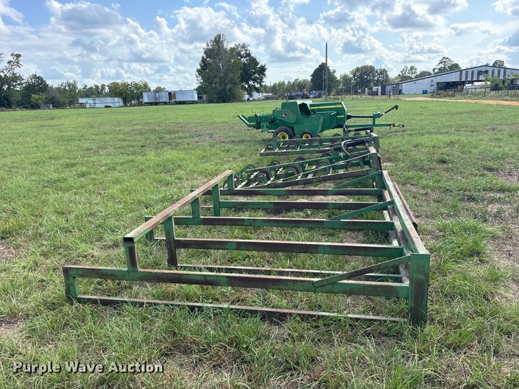 image for item ES8289 2016 John Deere 348W-14X18 Rect BLR small square baler