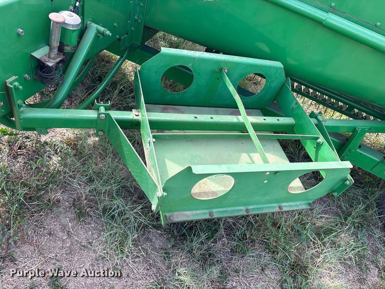 image for item ES8289 2016 John Deere 348W-14X18 Rect BLR small square baler