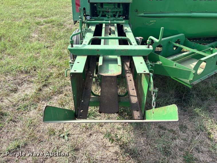 image for item ES8289 2016 John Deere 348W-14X18 Rect BLR small square baler