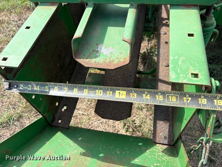 image for item ES8289 2016 John Deere 348W-14X18 Rect BLR small square baler