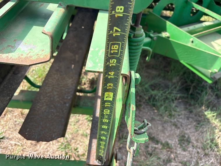 image for item ES8289 2016 John Deere 348W-14X18 Rect BLR small square baler