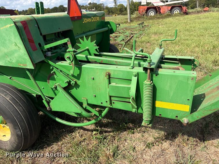 image for item ES8289 2016 John Deere 348W-14X18 Rect BLR small square baler