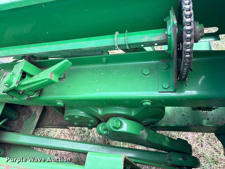 image for item ES8289 2016 John Deere 348W-14X18 Rect BLR small square baler