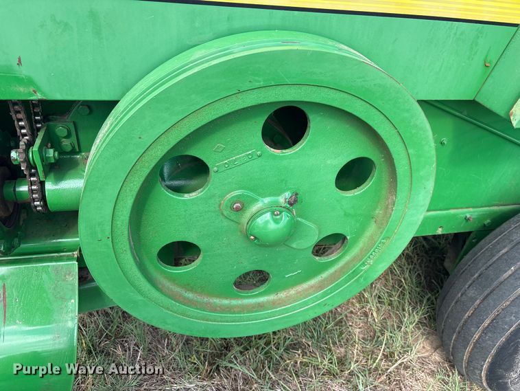 image for item ES8289 2016 John Deere 348W-14X18 Rect BLR small square baler