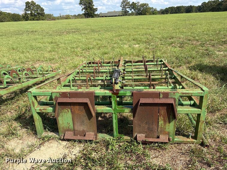 image for item ES8289 2016 John Deere 348W-14X18 Rect BLR small square baler