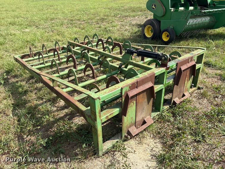 image for item ES8289 2016 John Deere 348W-14X18 Rect BLR small square baler