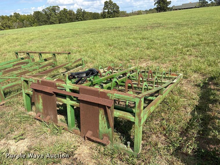 image for item ES8289 2016 John Deere 348W-14X18 Rect BLR small square baler