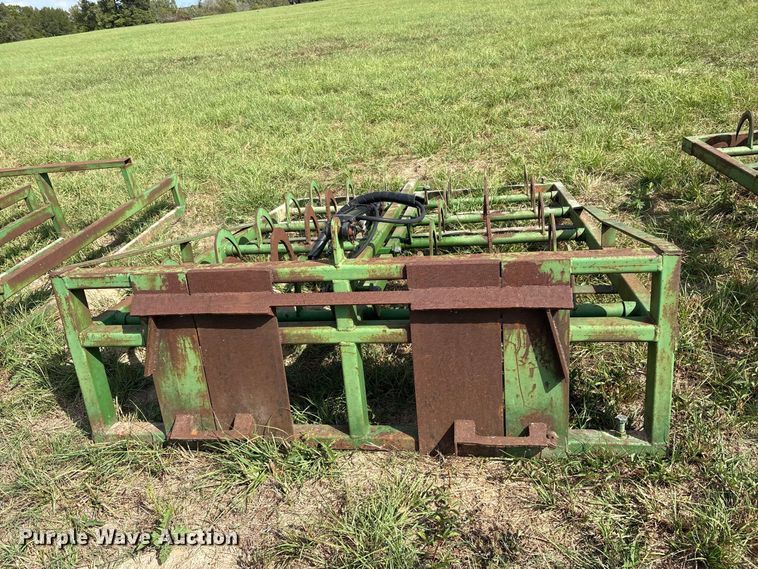 image for item ES8289 2016 John Deere 348W-14X18 Rect BLR small square baler