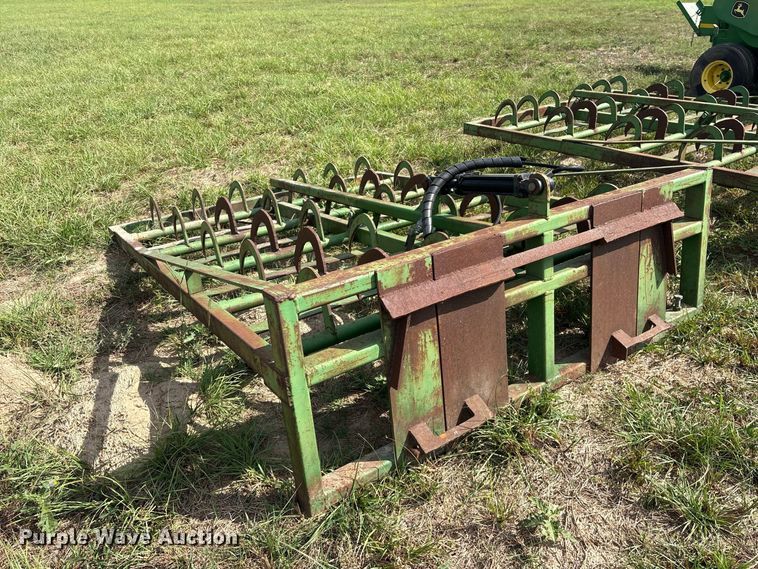 image for item ES8289 2016 John Deere 348W-14X18 Rect BLR small square baler