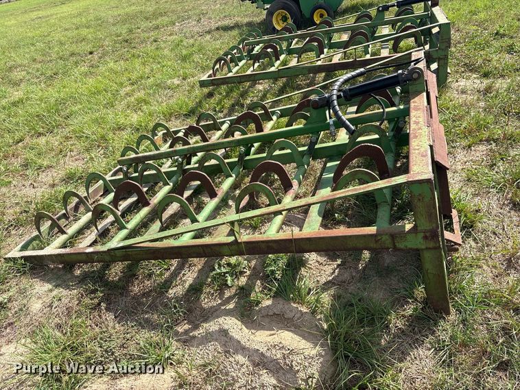 image for item ES8289 2016 John Deere 348W-14X18 Rect BLR small square baler
