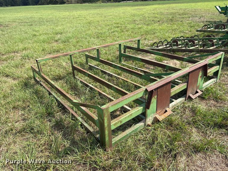 image for item ES8289 2016 John Deere 348W-14X18 Rect BLR small square baler
