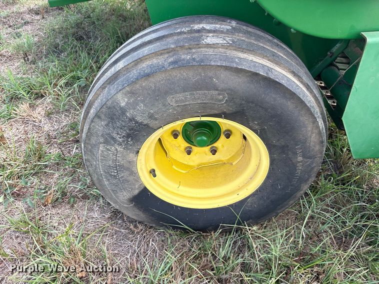 image for item ES8289 2016 John Deere 348W-14X18 Rect BLR small square baler