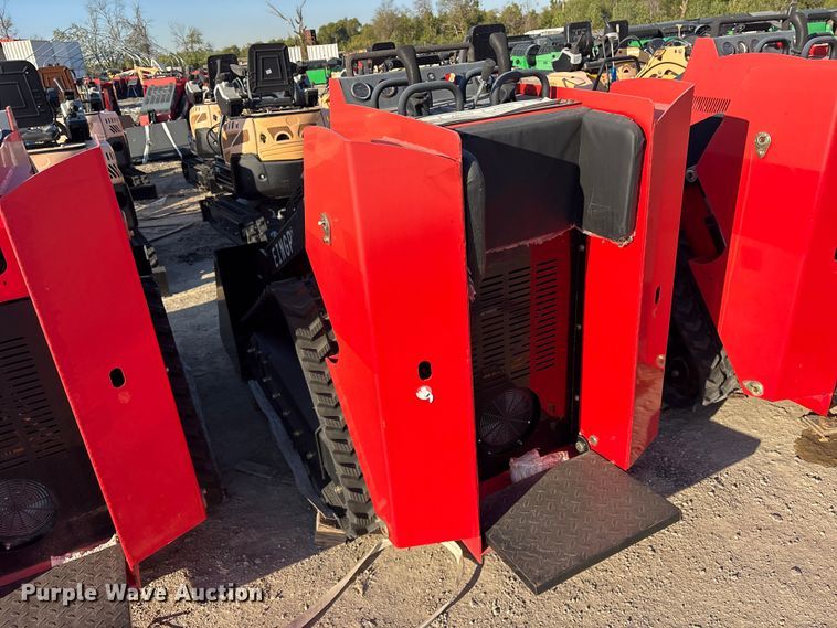 image for item ES8337 2024 Erie SCL850 compact utility loader