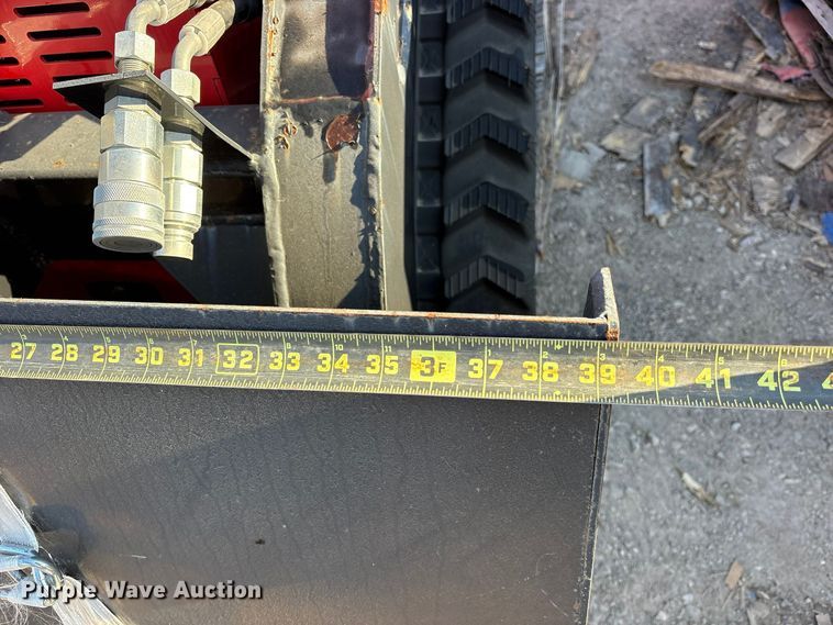 image for item ES8340 2024 Erie SCL850 compact utility loader